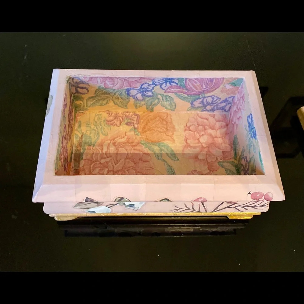 Hand painted vintage keepsake box, floral decor. - Picture 9 of 9